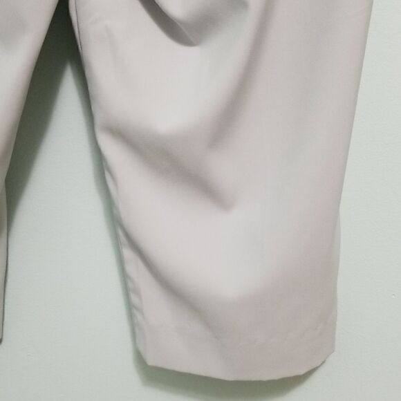 IZOD light grey knee length golf shorts. Size 6. - Picture 5 of 5